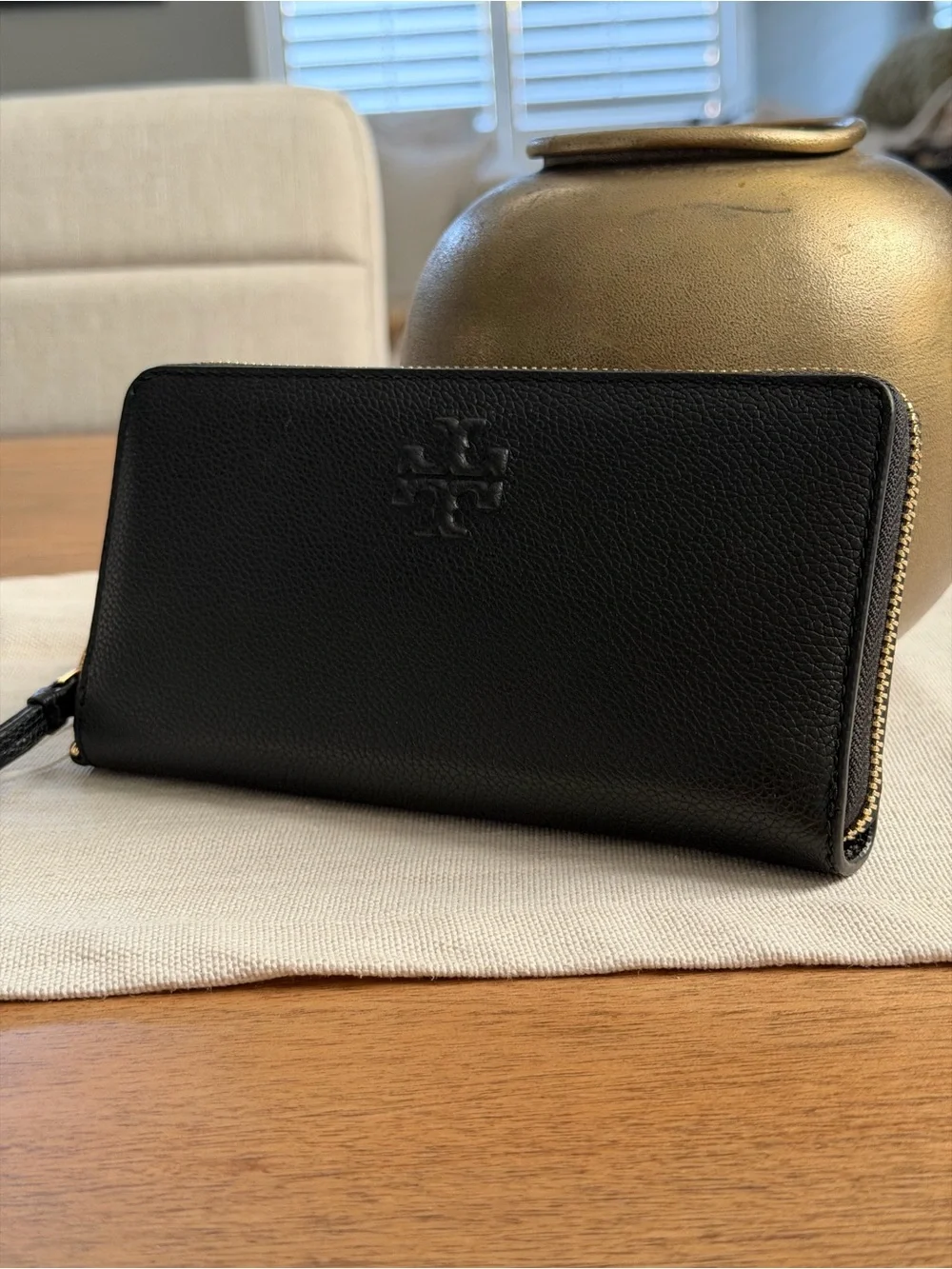 New Tory Burch Thea continental wallet with cardholder / wristlet in black color